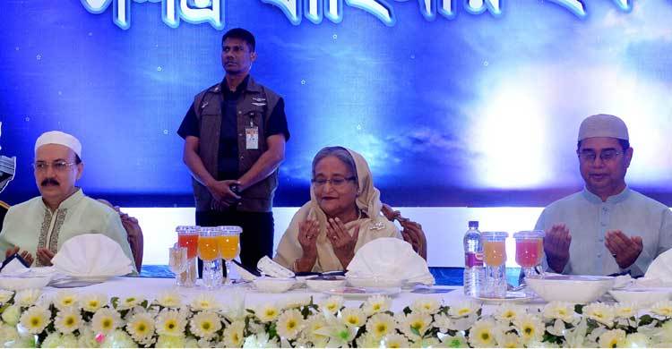 সশস্ত্র বাহিনীর সঙ্গে ইফতার করলেন প্রধানমন্ত্রী