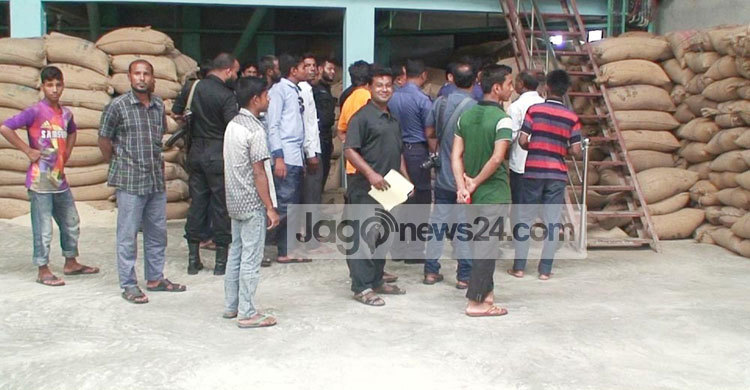 পঞ্চগড়ে ৭৩১ বস্তা ত্রাণের চাল জব্দ