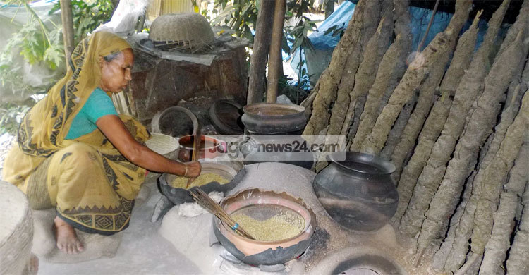 ব্যস্ত মুড়ি পল্লীর কারিগররা