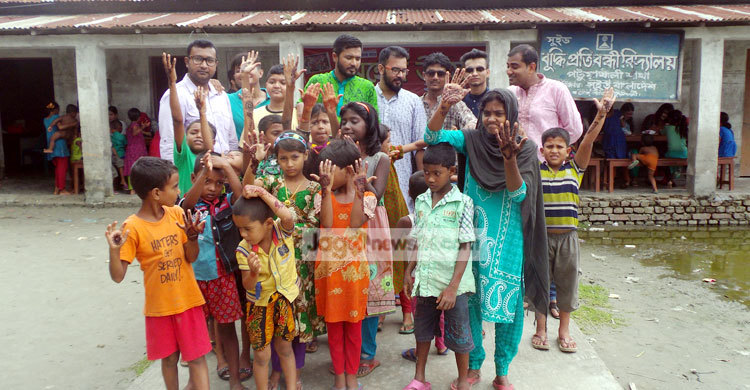 পথশিশুদের হাত রাঙাল মেহেদী