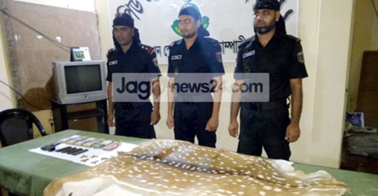 শ্রীনগরে অস্ত্র ও মাদকসহ আটক ৪