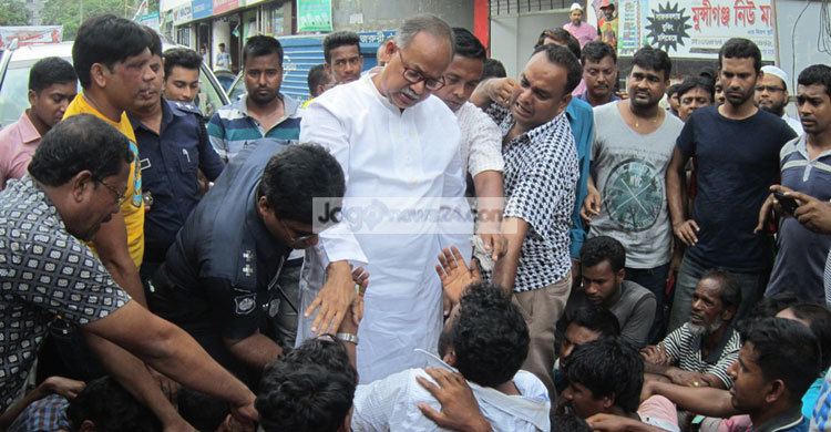 এমপির গাড়ির সামনে শুয়ে পড়ল চালকরা