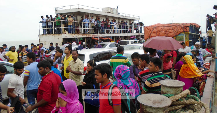 দৌলতদিয়ায় রাজধানীমুখী মানুষের উপচে পড়া ভিড়