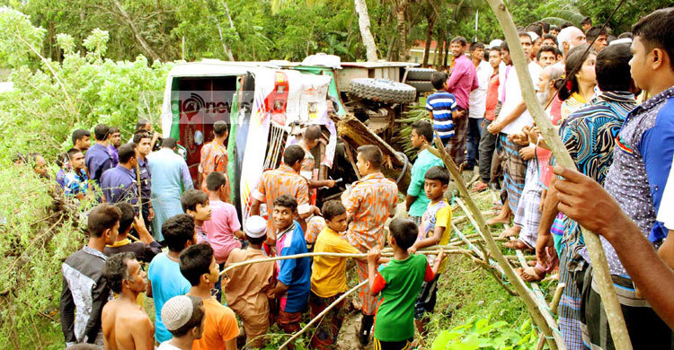 অতিরিক্ত যাত্রী নিয়ে উল্টে গেল বাসটি