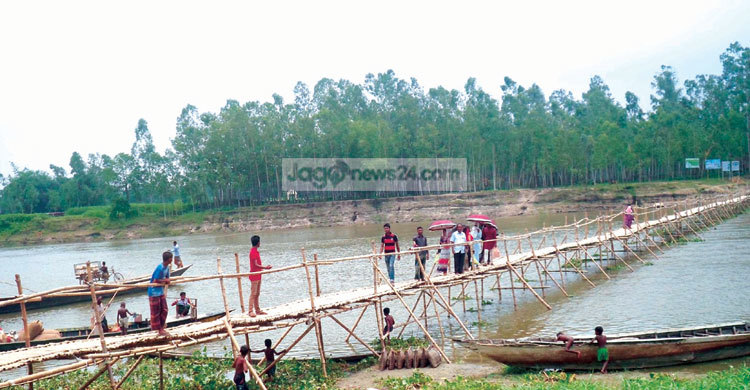 এক সেতুর অভাবে দুর্ভোগে ২০ গ্রামের মানুষ