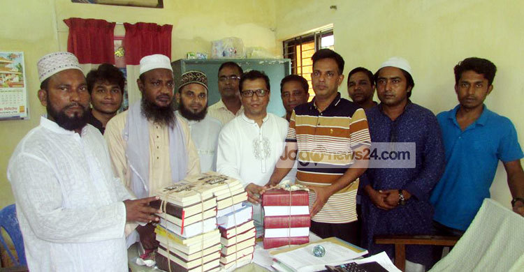 শরীয়তপুরে কয়েদিদের মাঝে কোরআন শরীফ বিতরণ