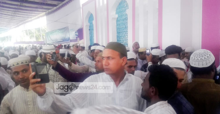 ইমামের মেহরাব ঘিরে সেলফি তোলার হিড়িক