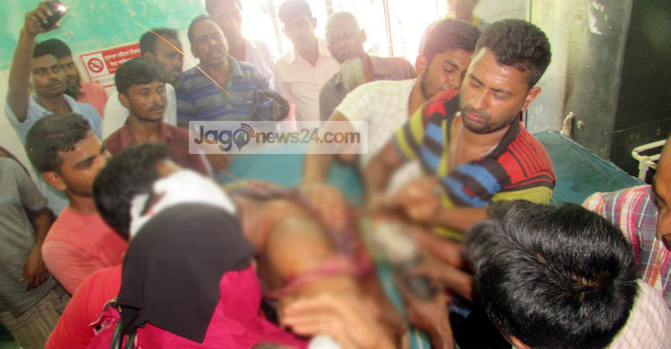 প্রতিপক্ষের টেঁটা আ. লীগ নেতার পিঠে