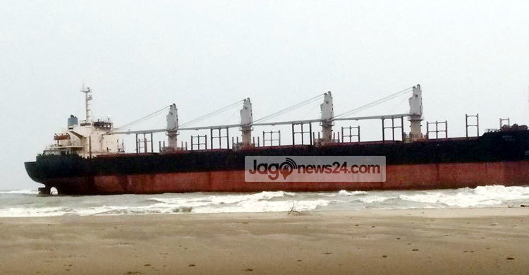কক্সবাজারে ভেসে এলো তেলভর্তি বিদেশি জাহাজ