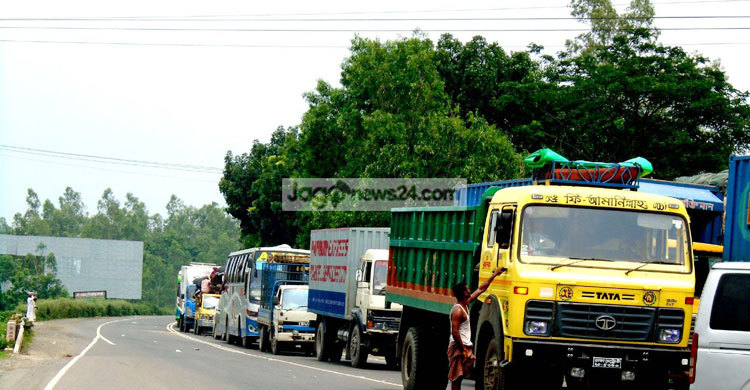 বঙ্গবন্ধু সেতুর পশ্চিম পাড়ে গাড়ির ধীরগতি