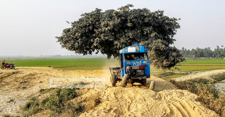 উল্লাপাড়া-উধুনিয়া আঞ্চলিক সড়কে দুর্ভোগের শেষ নেই