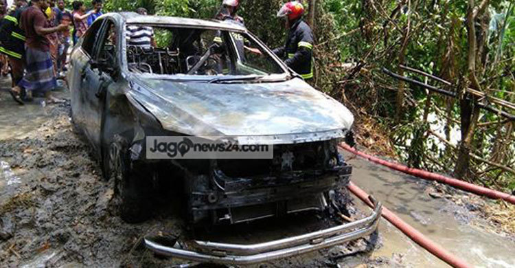 পথিমধ্যে পুড়ে ছাই ৮২ লাখ টাকার গাড়ি