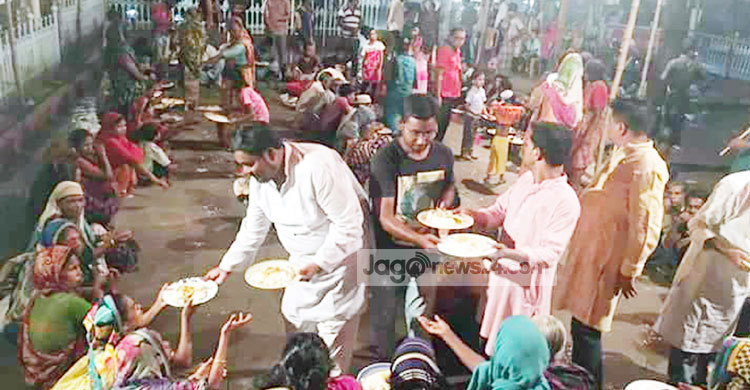 টাঙ্গাইলে শহীদ মিনারে বিনামূল্যে ইফতার