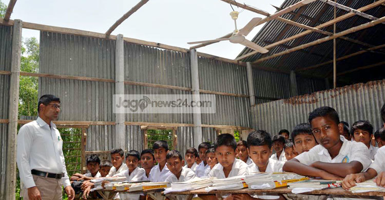 খোলা আকাশের নিচে পাঠদান