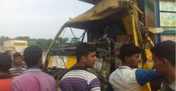 ৫ জেলায় সড়কে প্রাণ গেল ৯ জনের