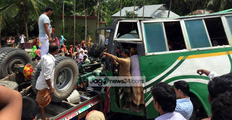 মাদারীপুরে ট্রাক-বাস সংঘর্ষে আহত অর্ধশত