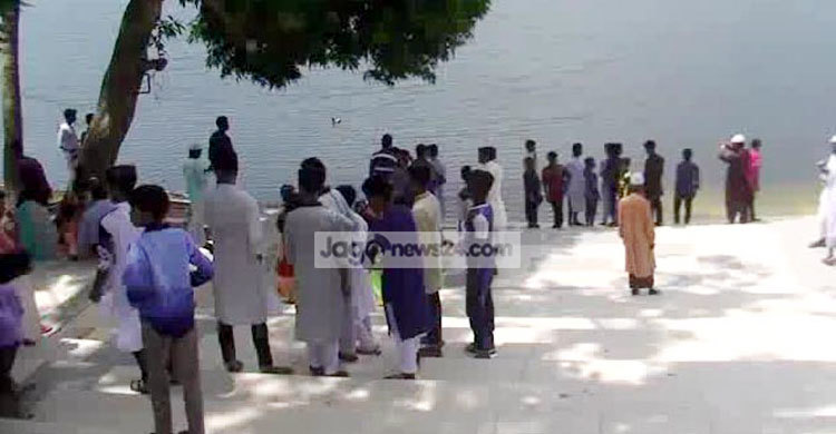 বাগেরহাটে পর্যটন ও বিনোদন কেন্দ্রে উপচেপড়া ভিড়