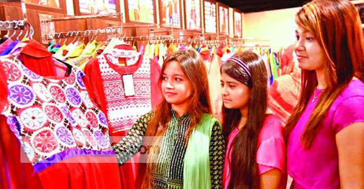 তরুণীদের ক্রেজ বাহুবলী-২ তরুণদের কাটাপ্পা