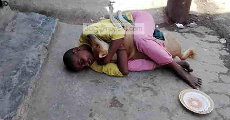 কুকুরের সঙ্গে মানসিক ভারসাম্যহীন তরুণীর ভালোবাসা