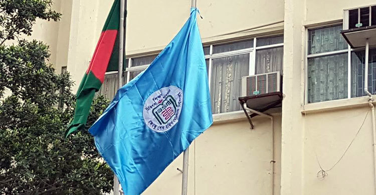 ক্যাম্পাসে উড়ছে বিএসএমএমইউর নিজস্ব পতাকা