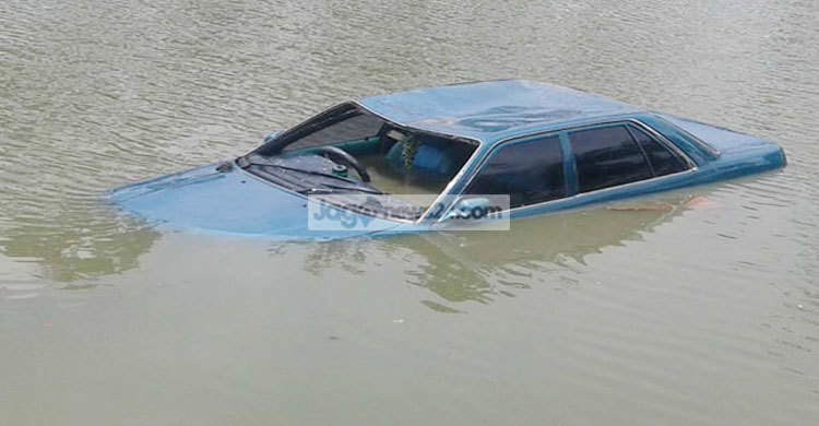 নিয়ন্ত্রণ হারিয়ে মাছের ঘেরে ওসির প্রাইভেটকার