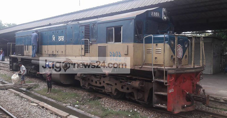 অল্পের জন্য রক্ষা পেল ট্রেনের ৫ শতাধিক যাত্রী