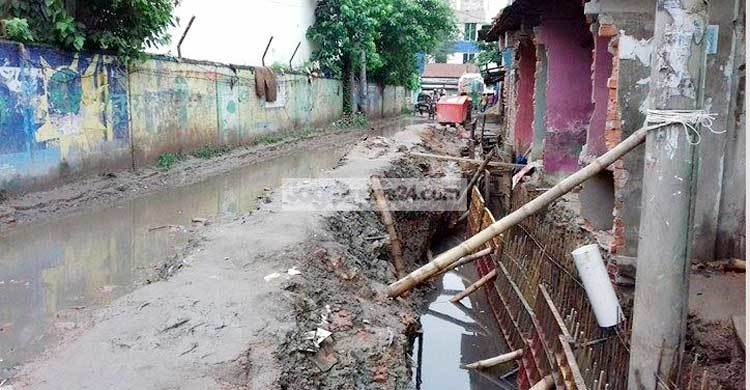 ফতুল্লায় রাস্তা খোঁড়াখুঁড়িতে যানচলাচল বন্ধ, চরম দুর্ভোগ
