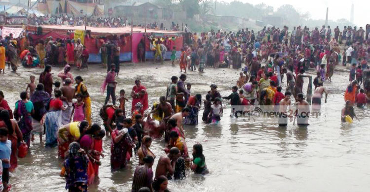 ঐতিহ্যবাহী সদশহরা গঙ্গাস্নানে মানুষের ঢল
