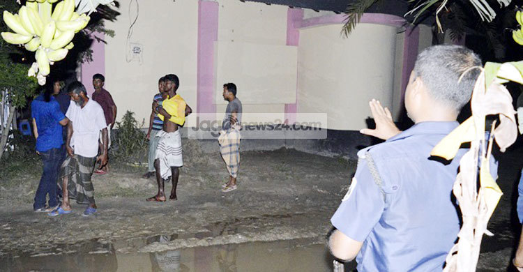 স্ত্রী খুনের পর ছুরি হাতে মসজিদে ঢুকে স্বামীর কাণ্ড