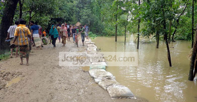 কমছে খোয়াই নদীর পানি, কাটেনি আতঙ্ক