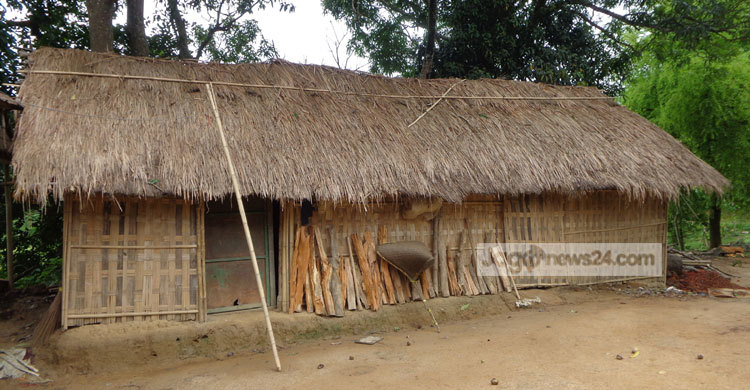 পাহাড়ে ছনের জায়গা দখল করছে ঢেউটিন