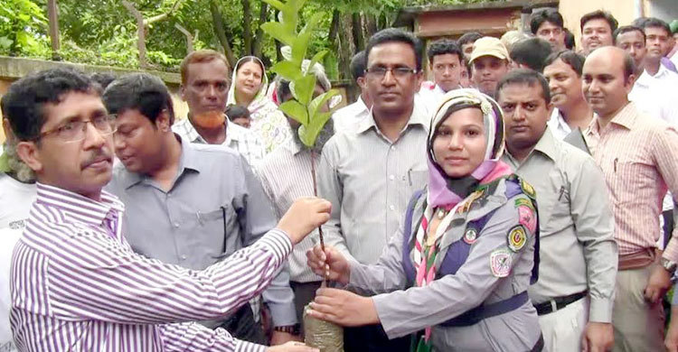জয়পুরহাটে শিক্ষার্থীদের মাঝে গাছের চারা বিতরণ