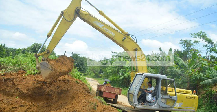 পাহাড়ধসের মধ্যেই দীঘিনালায় পাহাড় কাটছে সওজ