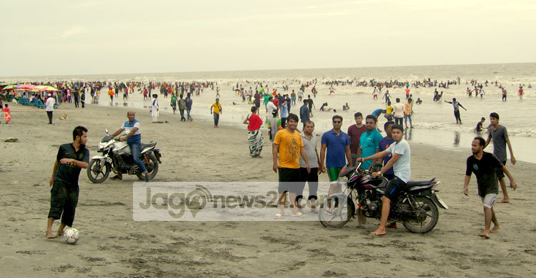 পর্যটকদের পদচারণায় মুখরিত কুয়াকাটা