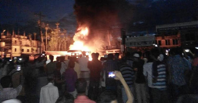 লক্ষ্মীপুরে পেট্রোল পাম্পে আগুন