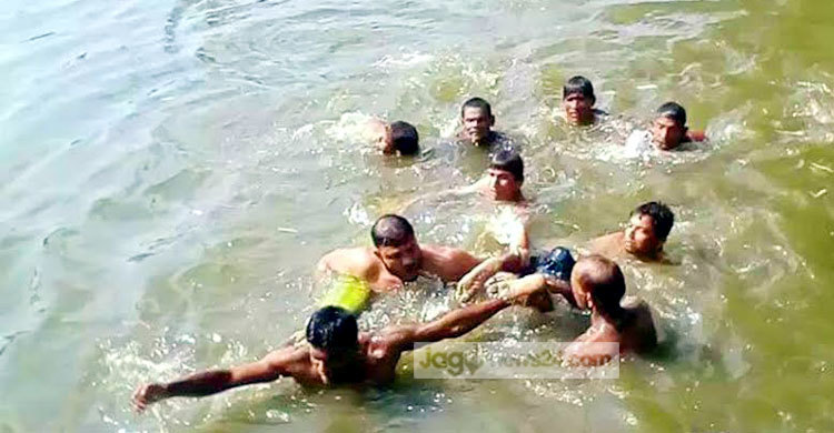 ছেলেকে বাঁচাতে গিয়ে বাবারও মৃত্যু