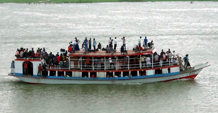 পদ্মায় লঞ্চের ধাক্কায় ট্রলার ডুবি