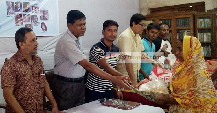 মাদারীপুরে দুস্থ-প্রতিবন্ধীদের মাঝে পোশাক-খাদ্য সামগ্রী বিতরণ
