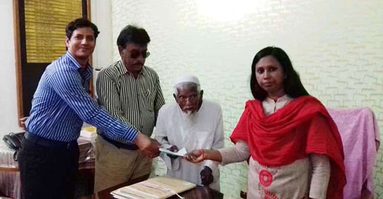 ভাতার কার্ড পেলেন আত্মহত্যার ঘোষণা দেয়া মফিজ