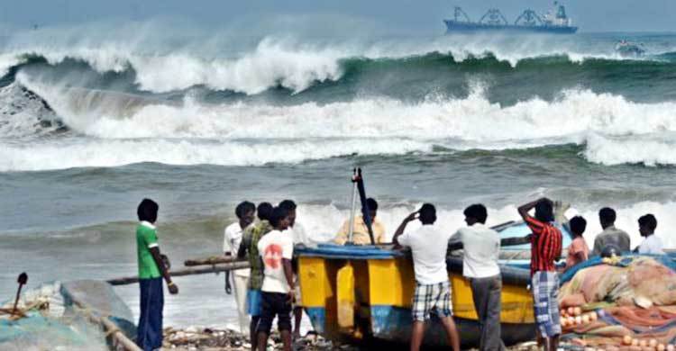 জীবন বাঁচাতে আশ্রয়কেন্দ্রে যান