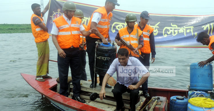 ১০০ ড্রাম চিংড়ির রেণু জব্দ