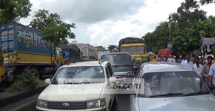 ঢাকা-চট্টগ্রাম মহাসড়কে দীর্ঘ যানজট