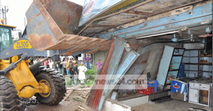 শীতলক্ষ্যার তীরে অর্ধশতাধিক অবৈধ স্থাপনা উচ্ছেদ