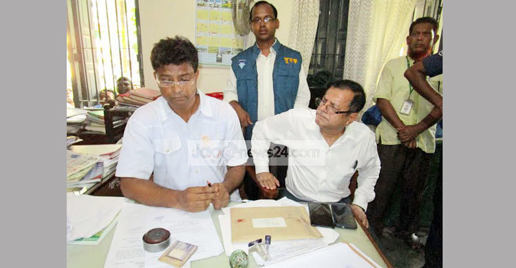 ঘুষের টাকাসহ হিসাব রক্ষণ কর্মকর্তা আটক