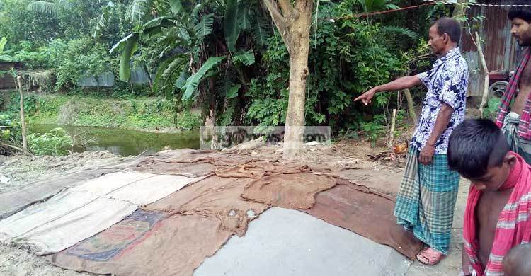 লাশ চুরির ভয়ে বাড়িতেই দাফন