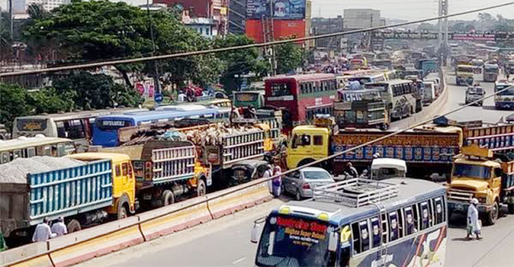 ঢাকা-চট্টগ্রাম মহাসড়কে দীর্ঘ যানজট