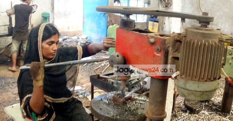 জাহাজের প্লেট দিয়ে সাইকেল-রিকশার ফ্রেম