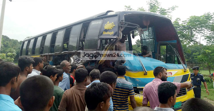 রাজবাড়ীতে বাস-ট্রাকের সংঘর্ষে নারী-শিশুসহ নিহত ৪