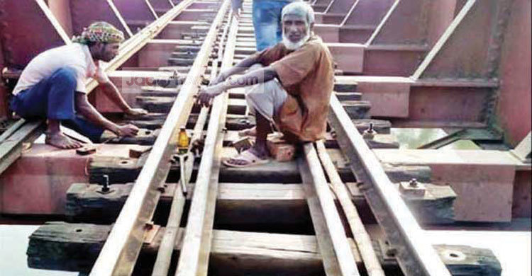 এবার সিলেট-আখাউড়া রেললাইনে বাঁশ!