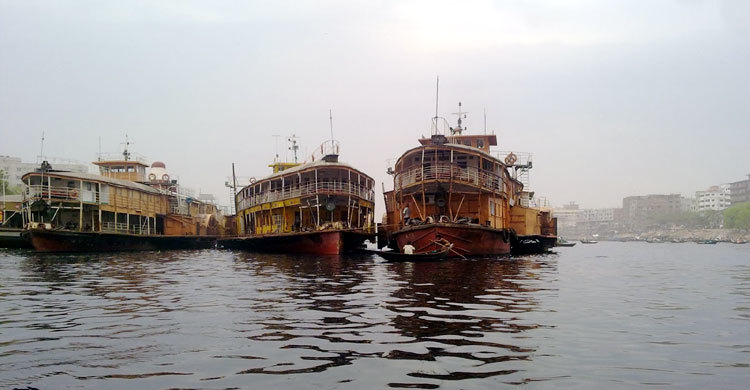 সদরঘাটে যাত্রীসহ ট্রলারডুবি